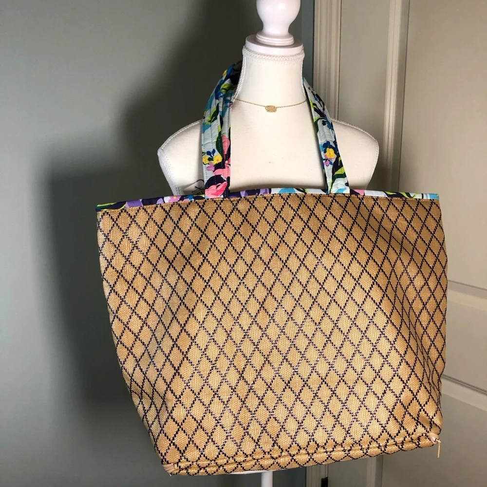 NWT! Vera Bradley Marian Whale Large Beach/Tote Bag. - Picture 4 of 12